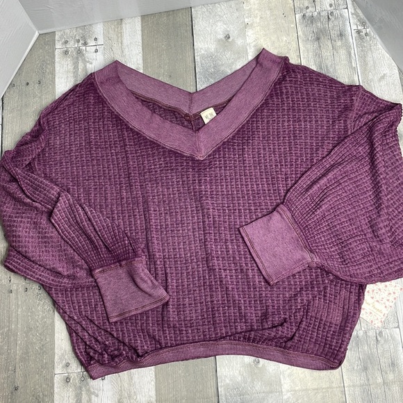 Free People Tops - NWT Free People purple textured sheet dolman sleeve crop top. V-neck. Medium